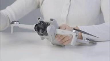 dji - Mini 3 - Colocación de la cubierta de almacenamiento Colocación de la cubierta de almacenamiento