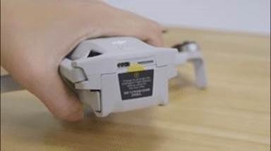 dji - Mini 3 - Retirar la batería Retirar la batería