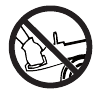 No usar la motosierra con una mano