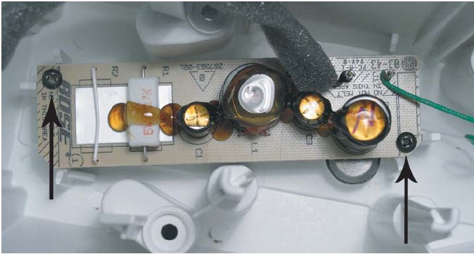 Bose - 151SE - PROCEDIMIENTOS DE DESMONTAJE - Paso 3 PROCEDIMIENTOS DE DESMONTAJE - Paso 3