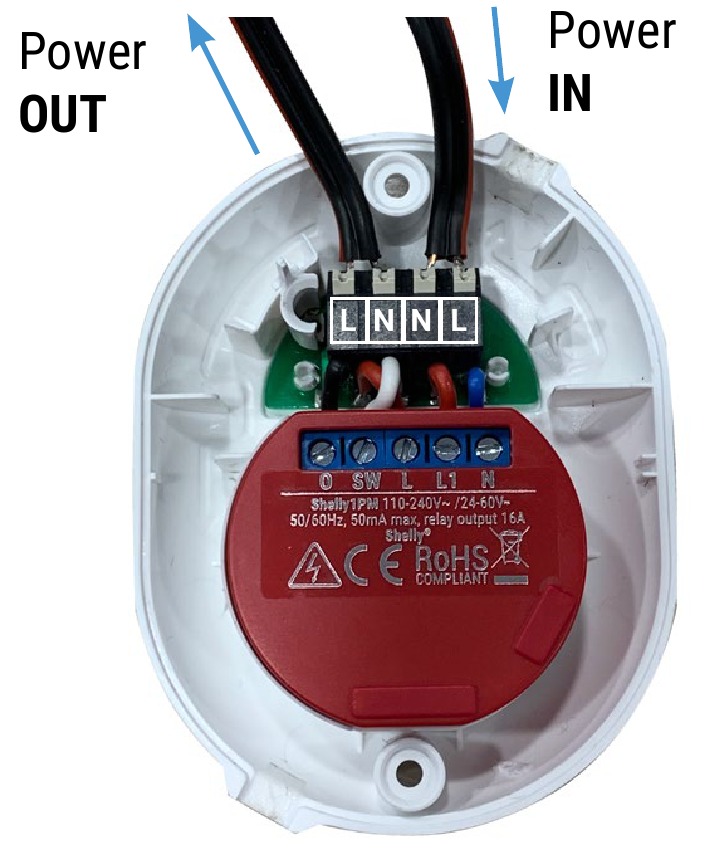 Conecte los cables de alimentaci&oacute;n (entrada y salida)