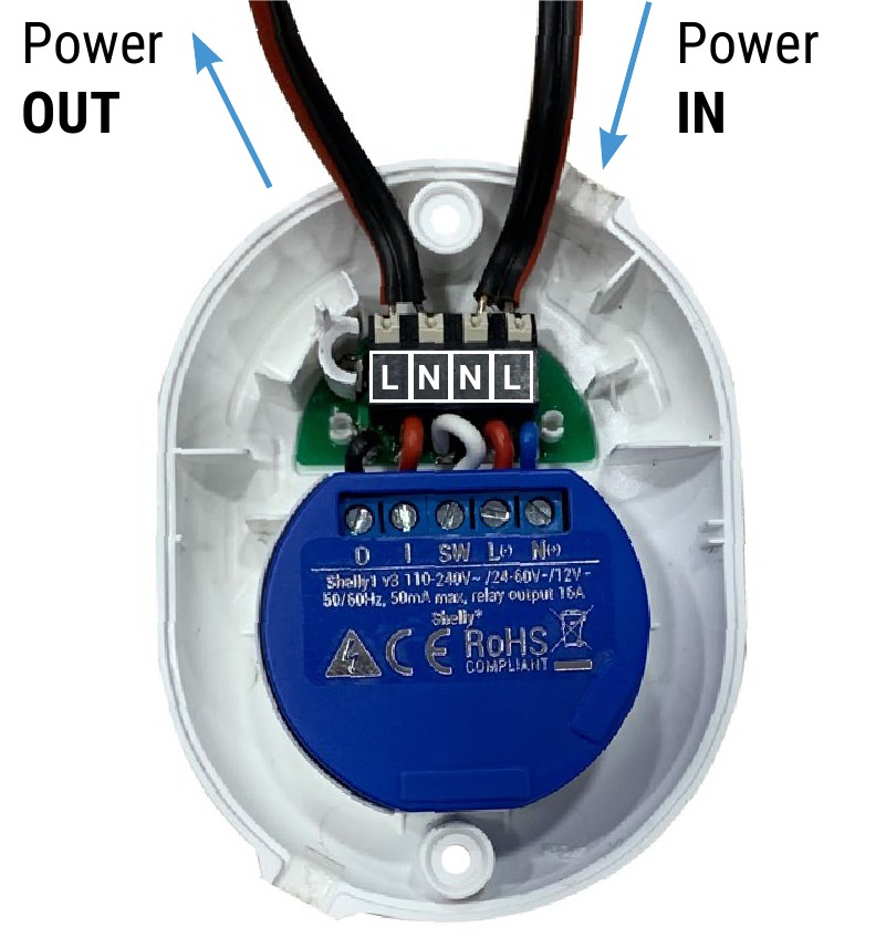 Conecte los cables de alimentaci&oacute;n (entrada y salida), como se muestra en la imagen