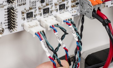 Reensamblaje - Paso 8 - Conectar los cables del motor