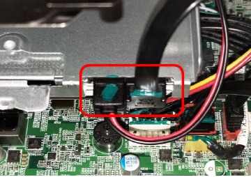 Extracci&oacute;n de la unidad ODD - Paso 1 - Desconecte el cable SATA de la unidad ODD