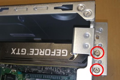 Extracci&oacute;n de la tarjeta VGA - Paso 2 - Retire dos tornillos de la VGA