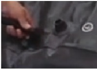 Inserte la manguera de inflado en el spa