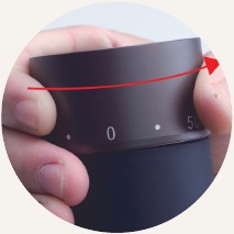 Gire la tuerca de ajuste en sentido contrario a las agujas del reloj hasta los n&uacute;meros de clic de molido.