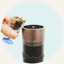 Ponga entre 30 y 35 g de granos de caf&eacute; en el molinillo.