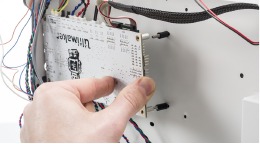 Con cuidado, tire de la Ultimainboard alej&aacute;ndola del panel inferior.