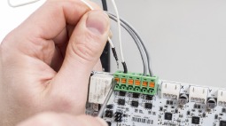 Conecte los cables del cartucho del calentador al terminal verde marcado como 'HEATER1'.