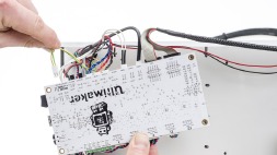 Conecte el cable verde-amarillo de los ventiladores de enfriamiento del modelo a 'FAN PWM'.