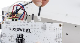 Conecte el sensor PT100 a 'TEMP1' y el cable del sensor de la cama caliente a 'TEMP3'.