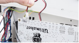 Conecte el cable negro-rojo de la tira de LED a 'LED PWM'.