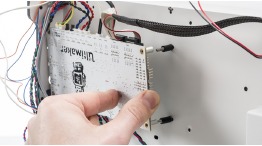 Inserte los cuatro pernos M3x25 a trav&eacute;s de las cuatro ranuras en el panel inferior, desde el interior de la impresora.