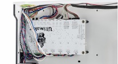 Sujete la placa con los conectores hacia el panel inferior y el bot&oacute;n de encendido/apagado hacia el panel posterior.