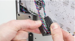 Coloque el n&uacute;cleo de ferrita sobre los cables del motor Y y el motor del alimentador y haga clic para cerrarlo.