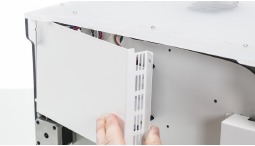 Coloque la cubierta contra el panel inferior, asegur&aacute;ndose de que las dos peque&ntilde;as pesta&ntilde;as en el medio est&eacute;n insertadas en las muescas en el panel inferior y el panel izquierdo.