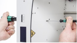 Sujete las tuercas de seguridad en su lugar con unos alicates o una llave de vaso y apriete los dos pernos M3x12.