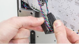 Retire el n&uacute;cleo de ferrita de los cables del motor Y y del motor del alimentador.