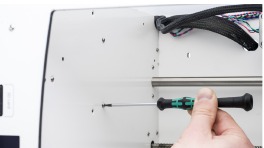 Retire los cuatro pernos M3x20 que aseguran la Ultimainboard al panel inferior.