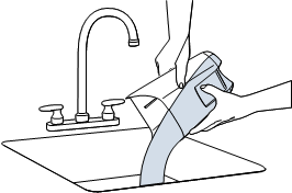 Agua sucia que se vierte por el fregadero