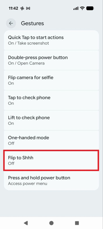 Men&uacute; Gestos del Pixel 10 Pro con la opci&oacute;n Voltear para silenciar resaltada.