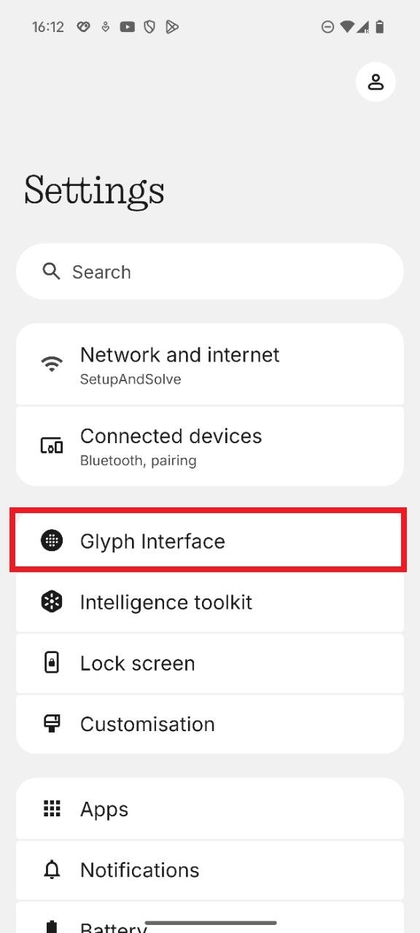 Capturas de pantalla que muestran el icono de Ajustes y la opci&oacute;n Glyph Interface dentro del men&uacute; de ajustes.