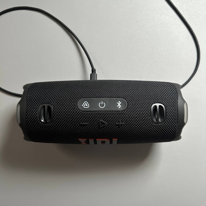 Cargador conectado al JBL Charge 6