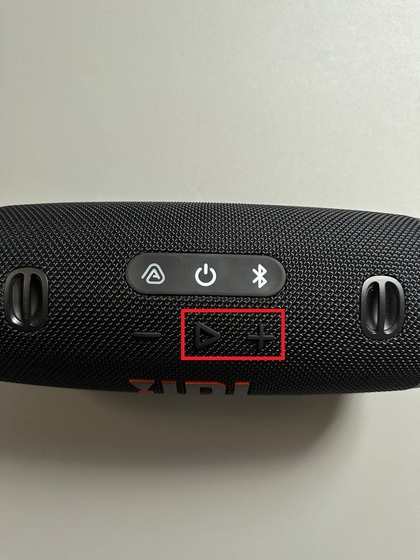 Bot&oacute;n de Reproducir y bot&oacute;n de Subir Volumen en JBL Charge 6