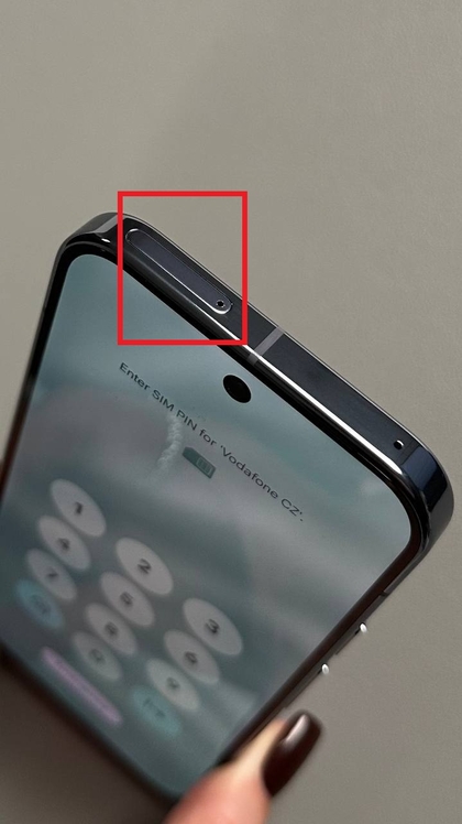 Inserci&oacute;n de la bandeja SIM de nuevo en el Google Pixel 10 Pro