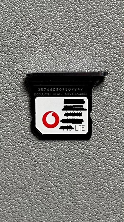 Colocaci&oacute;n de la tarjeta SIM en la bandeja del Google Pixel 10 Pro