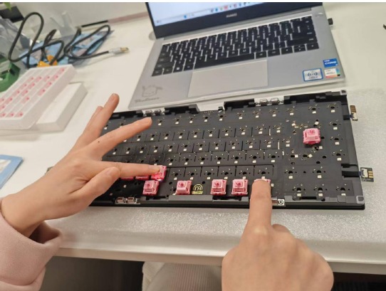 Probar la PCB - Probar la funcionalidad inal&aacute;mbrica de 2,4 GHz