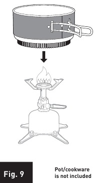 Utensilios de cocina en las patas de soporte de la olla