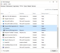 Administrador de tareas de Windows que muestra la pesta&ntilde;a Inicio y el conector de Polycom BToE resaltado.
