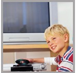 Imagen de un televisor CRT sobre una c&oacute;moda