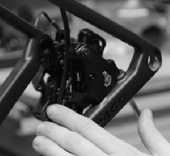 Enrutamiento de cables del cuadro e instalaci&oacute;n de los frenos - Paso 13