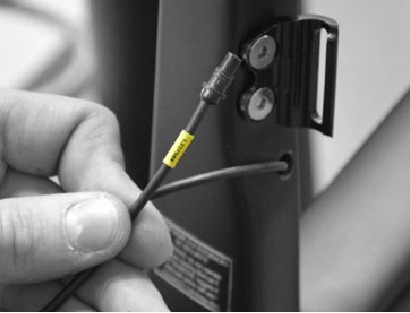Enrutamiento de cables del cuadro e instalaci&oacute;n de los frenos - Paso 4