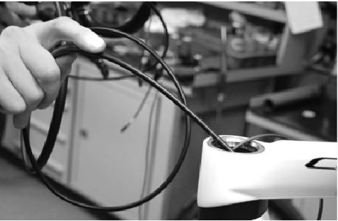 Enrutamiento de cables del cuadro e instalaci&oacute;n de los frenos - Paso 5