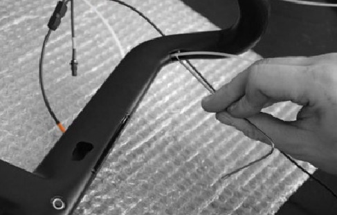 Enrutamiento de cables del manillar integrado - Paso 4