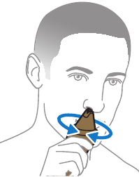 Recortando el vello nasal