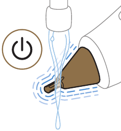Enjuagando el elemento de corte con agua caliente