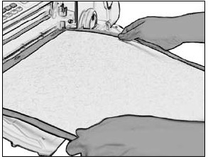 Una vez que el papel se ha colocado en el tapete, ins&eacute;rtelo en la m&aacute;quina con la flecha apuntando hacia la m&aacute;quina.