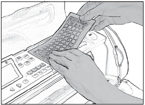 Coloque la superposici&oacute;n del teclado sobre el teclado de la m&aacute;quina.