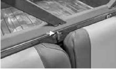 Amarres de la caja de carga - Almacenamiento detr&aacute;s del asiento - Paso 2