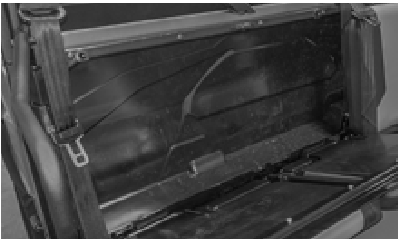 Amarres de la caja de carga - Almacenamiento detr&aacute;s del asiento - Paso 1