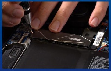 APRIETA LOS TORNILLOS PARA ASEGURAR LA SSD