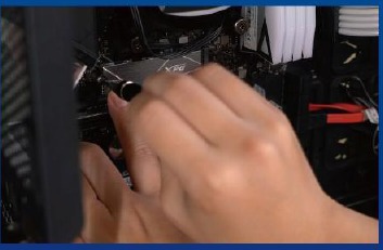 APRIETA LOS TORNILLOS PARA ASEGURAR LA SSD