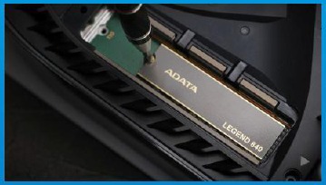 FIJA LA SSD CON EL TORNILLO