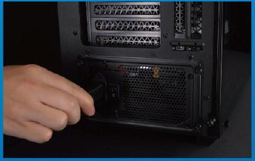 ENCHUFA EL CABLE DE ALIMENTACI&Oacute;N Y ENCIENDE EL PC