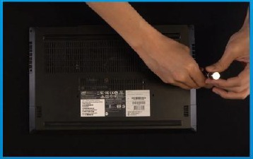 RETIRE LA PLACA TRASERA DE SU PC